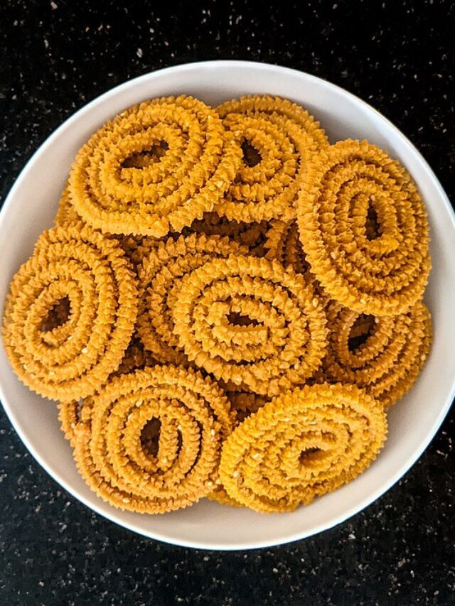 पारंपारिक व खुसखुशीत चकली (chakli) कशी बनवायची ?